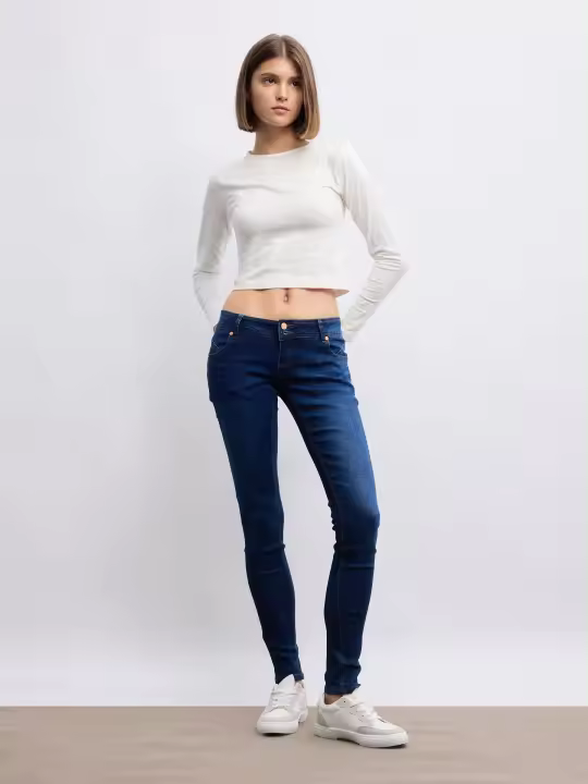 Jeans super skinny de tiro bajo en color azul medio desgastado, con cierre de botón y cremallera INSIDE - 1
