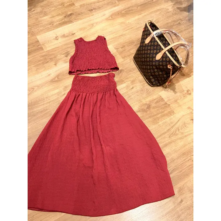 Conjunto de dos piezas para mujer en rojo vino – Top corto fruncido y falda larga fluida, ideal para verano, vacaciones, playa y looks casuales con estilo#ConjuntoMujer #ModaVerano #RopaCasual #LookPlaya #TopCorto #FaldaLarga #EstiloFemenino #OutfitRojo # - 1