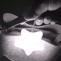 Luz LED Para Bolso De Mano Con Sensor Táctil Forma De Corazón Estrella Llavero Clip Regalo De Navidad Para Mujeres Luz Nocturna De Billetera - details 4