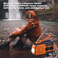 Radio con energía solar, radio portátil con dinamo recargable, resistente al agua, de 5000 mAh, linterna, luz de lectura, alarma SOS, radio con manivela AM FM WB, ideal para acampar y hacer senderismo - details 1