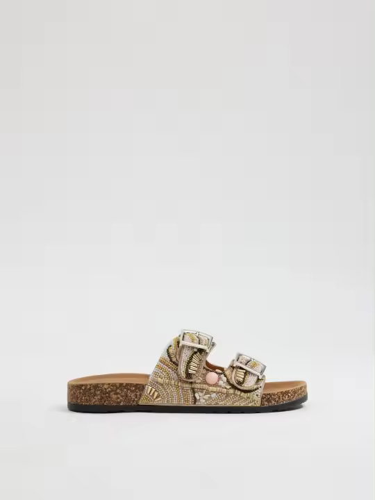 Sandalia plana con hebillas, pedrería y suela efecto corcho, ideal para looks frescos y cómodos INSIDE - 1