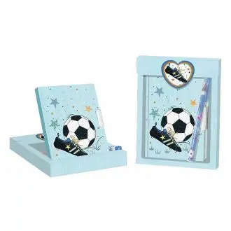 SET DE REGALO DIARIO + BOLÍGRAFO FÚTBOL Raíz Recuerdos Comunion Inicio  SET DE REGALO DIARIO + BOLÍGRAFO FÚTBOL  Regalo Regalos - 1