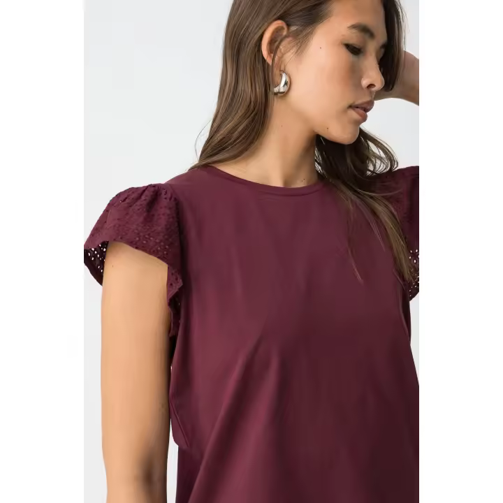 Camiseta graciosa en burdeos. La Camiseta Graciosa Granate de Tiffosi es una prenda que combina elegancia y frescura - 1