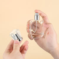 Botella De Perfume Recargable De 30ml Con Tapa De Diamante Vidrio Transparente Portátil Para Perfume Con Aplicador De Spraying - details 1