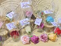 Lote de 20 Rosas de jabón perfumadas en bolsa de regalo con tarjeta de mensaje agradecimiento y lazo color champan - regalos para invitados de bodas comuniones bautizos aniversarios regalos originales - details 3