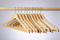 Pack 10, Perchas de madera, diseño elegante, alta durabilidad, protección contra rayones y humedad, ahorra espacio, gancho de metal sólido, alta calidad - details 0