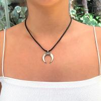 Collar Luna Invertida Étnica en Plata Antigua - Colgante Hombre Mujer Cuerno con Cordón Encerado de Cuero Negro y pinza de Langosta - details 2