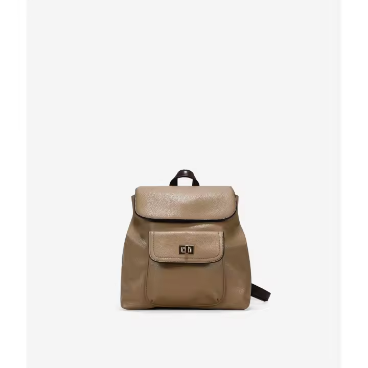 Bosanova Mochila pequeña con detalle de solapa y bolsillo frontal con broche metálico. Asas de colgar regulables y cierre de solapa con imán y cremallera. - 1