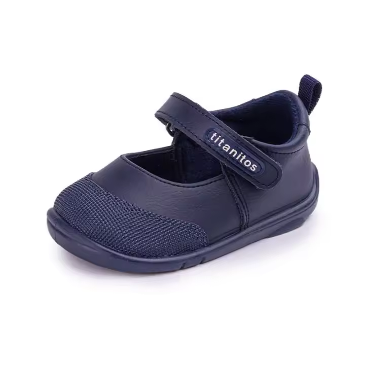 Zapato Respetuoso Barefoot Titanitos Bioelastic Bass Navy Deportivas Infantil. Piso súper flexible para que nuestros bebés tengan una pisada natural al caminar como lo harían si fueran descalzos, vital para el correcto desarrollo motor y cerebral. - 1