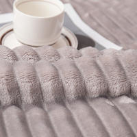 Manta De Ternura Sólida Rayada Flannel 1pc Suave Y Cálida De Poliéster Para Sofá Y Dormitorio Cubierta De Cama - details 2