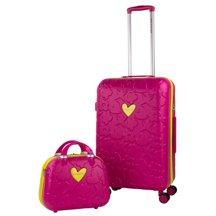 Agatha Ruiz de la Prada – Set de Maleta Mediana + Neceser – Rosa Fucsia con Relieve Troquelado, Material RPO Ultraligero, Ruedas 360° y Candado TSA - 1