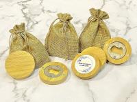 abridor de bambu magnetico personalizado con bolsa de yute detalles para invitados de boda originales regalos originales para boda comuniones bautizo aniversarios cumpleaños detalles originales para invitados - details 0