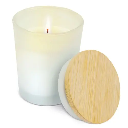 Vela con aroma a vainilla, presentada en un elegante tarrito de cristal y con tapa de bambú. Medidas: 5.50 x 7.00cm. Un regalo perfecto para dar como detalles a las invitadas a una Comunión Boda o Bautizo. O para dar como regalo en comercios y empresas. - 1