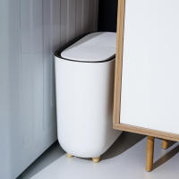 Bote de basura con anillo de prensa de forma estrecha con tapa para espacio de baño, resaltando las características de la clasificación de basura - details 6