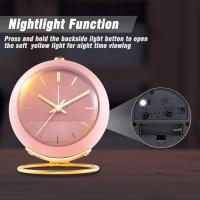 Reloj despertador de escritorio a pilas con luz, reloj analógico retro silencioso sin tictac, reloj de mesa ruidoso para mesita de noche, dormitorio, cocina, oficina, viajes, niños, decoración - details 3