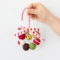 Mini Coronilla De Navidad Hecha a Mano Con Bolitas De Lana Y Campana Decoración Para Niñas Corazón De Navidad - details 5