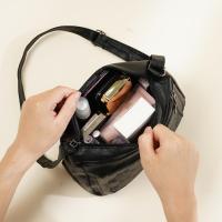 Bolso Bandolera De Moda Para Mujer En Cuero PU Gran Capacidad Con Múltiples Bolsillos Bolso De Hombro Negro Con Relieve Para Salidas Y Fiestas - details 15