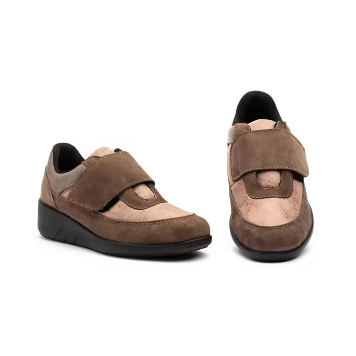 Zapato mujer cuña C01 Deportiva de Cuña para Mujer - Estilo Bicolor Descripción del Producto:  Esta deportiva de cuña para mujer es la opción perfecta para quienes buscan un calzado cómodo con un toque de altura. Su diseño combina dos tonos de taupe y mar - 1