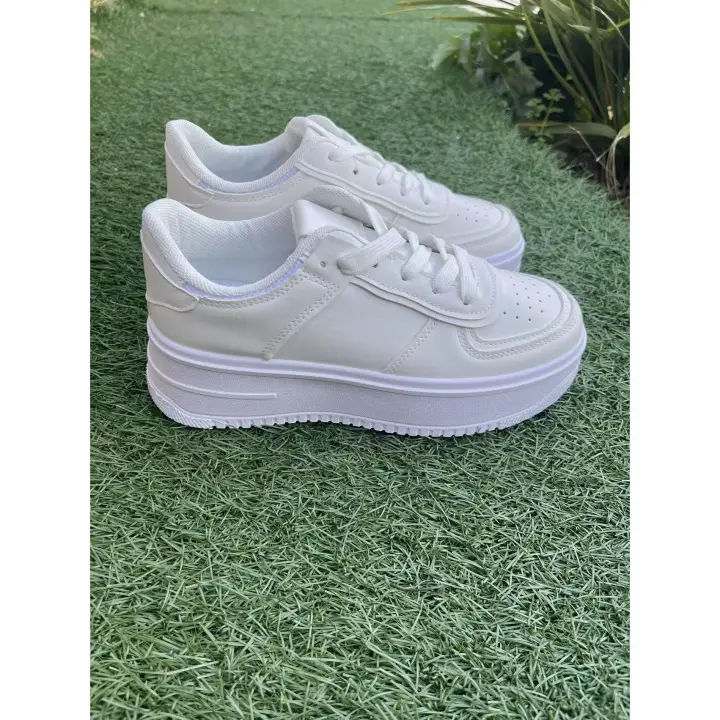 Calzado Estilo. Zapatilla deportiva blanca para mujer, suela ligera, planos con plataforma, con cordones, informal - 1