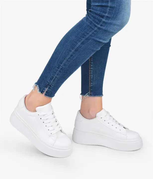Bosanova Zapatillas blancas con detalle de pieza trasera y ligera suela lisa de plataforma con 5 cm. Cierre con cordones al tono. - 1