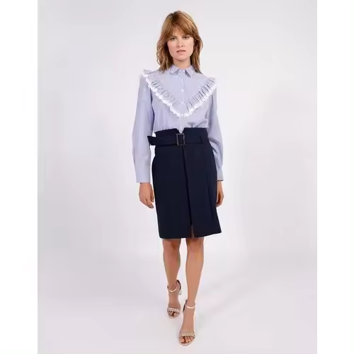 NAF NAF Camisa manga larga mujer con estampado de rayas finas. Tiene cuello camisero y un volante con puntilla en el canesú, cierre con botones. Color Azul Marino - 1