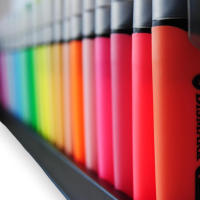 Set de 24 Marcadores Fluorescentes Bismark - Punta Biselada, Tinta Pigmentada al Agua, Colores Básicos, Neones y Pastel - Incluye Deskset Negro - details 2