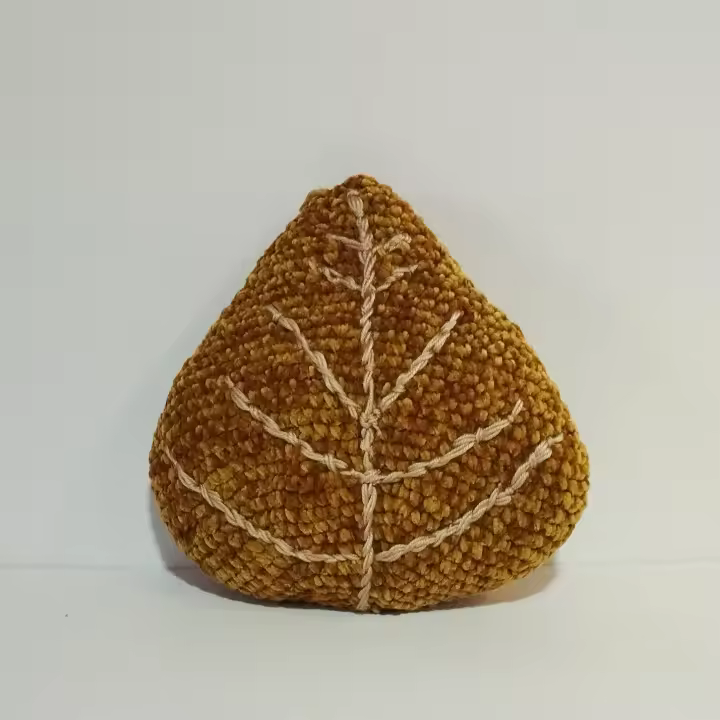 Cojín modelo  hoja. Confort y estilo artesanal. La comodidad para tu habitación. Hecho a mano. - 1