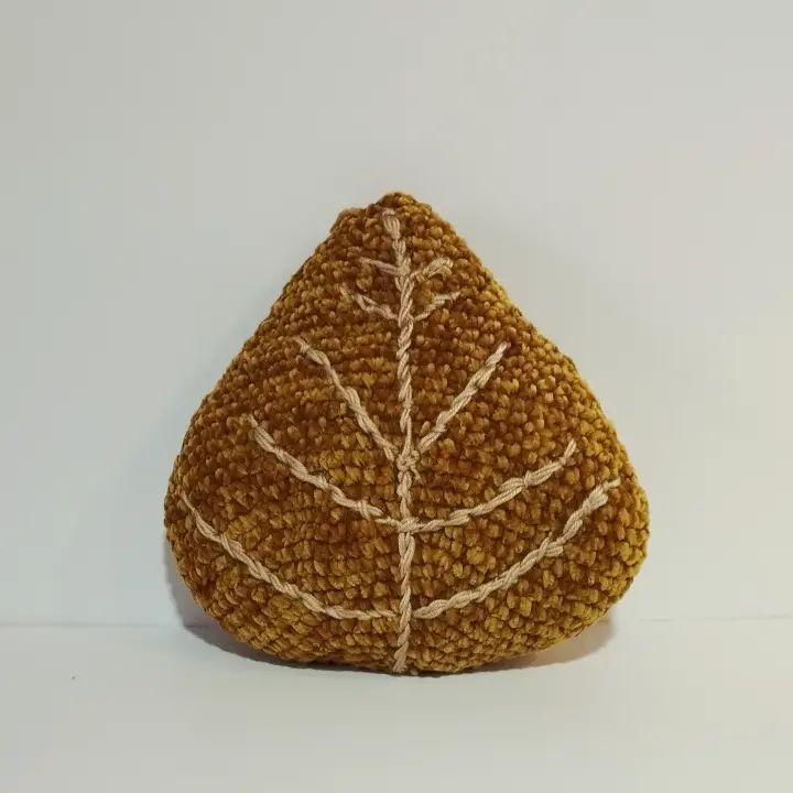 Cojín modelo  hoja. Confort y estilo artesanal. La comodidad para tu habitación. Hecho a mano. - 1