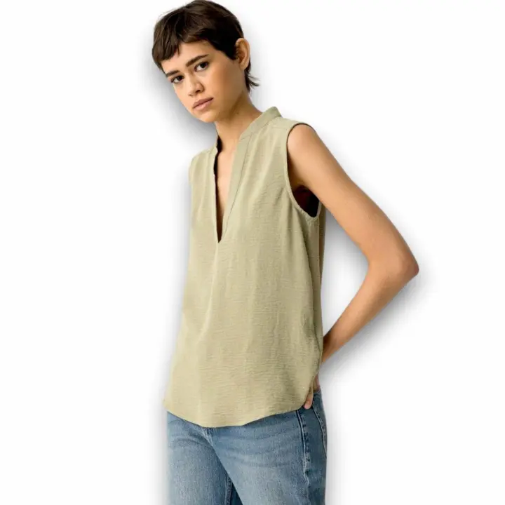 Blusa Hazel Tiffosi - Poliéster Satinado, sin Mangas y Escote V - 1