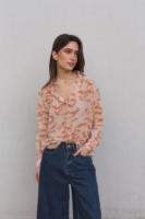 Emarola & Co - Camisa Jarde para Mujer de corte femenino y luminoso estampado, diseño atemporal y versátil en 100% poliéster, perfecta para ocasiones informales y estilo urbano chic - details 2