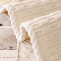 Cojín De Sofá De Nueva Estilo Crema Edge-wrapped Color Sólido Antideslizante Cálido Para Invierno Cubierta De Sofá Resistente a Gatos - details 1