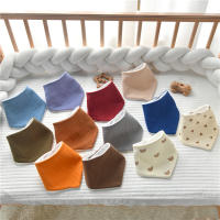 Babero de tela de rizo crepé para recién nacidos de gran venta de INS para evitar que escupa leche con una capa impermeable de toalla triangular - details 1