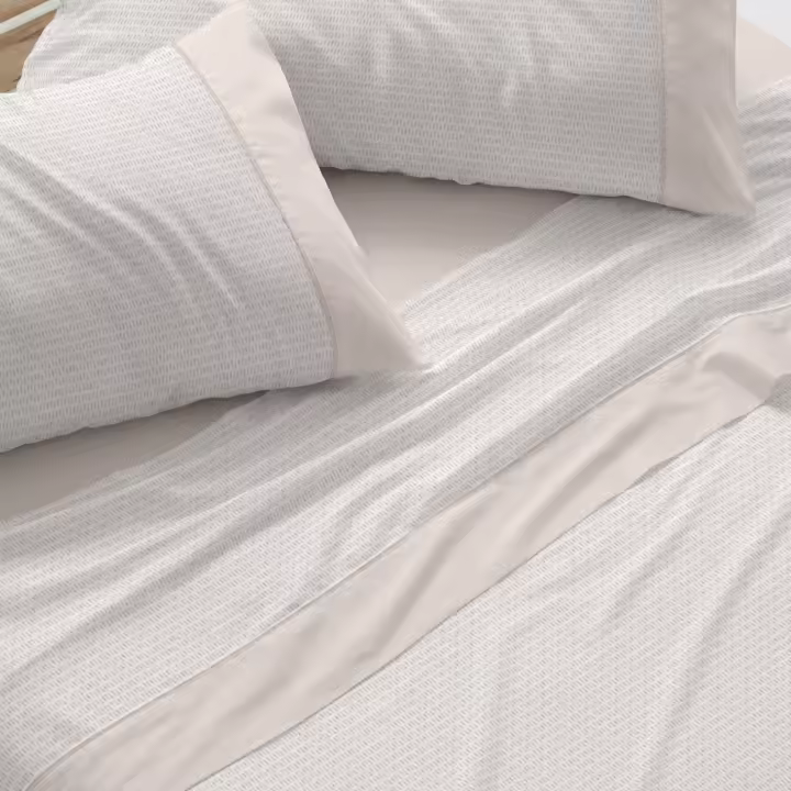 Juego de sábanas. Diseño 541. BURRITO BLANCO. Incluye sábana encimera, bajera y 1 o 2 fundas de almohada. Estampado geométrico pequeño. Disponible en color Piedra, arena y agua. 50% Algodón- 50% poliéster. Tamaños 90, 105, 135, 150 y 150-160cm. - 1