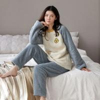 Pijama De Invierno Para Mujer Con Oso De Dibujos Animados De Flanela Gruesa Y Velours Coral Padded Ropa De Dormir De Cuello Redondo Talla Grande Disponible En Varias Colores - details 3