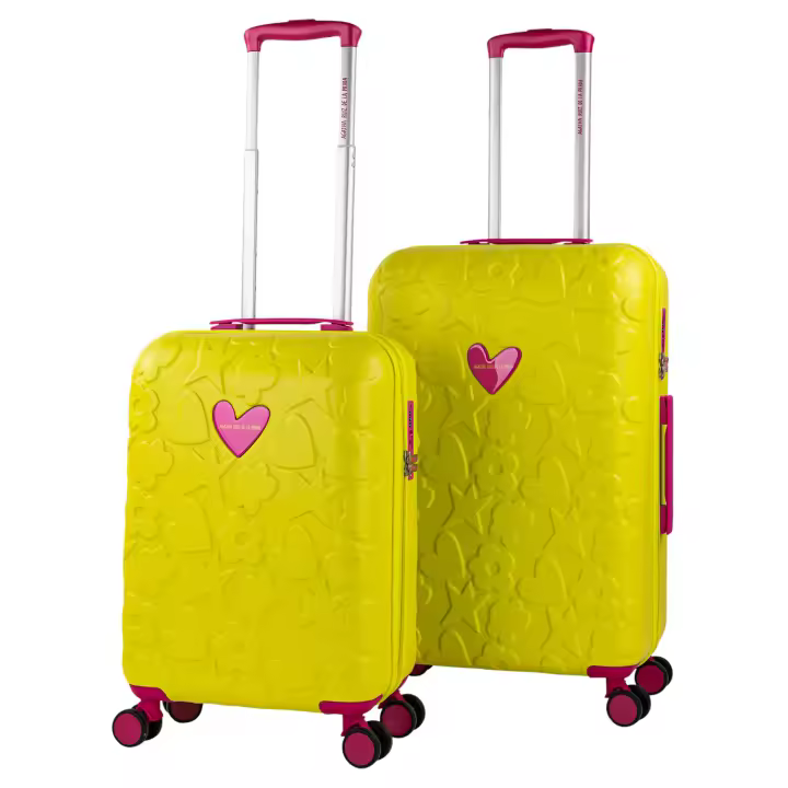 Agatha Ruiz de la Prada – Set de Maleta Mediana + Maleta Cabina Verde Pistacho con Detalles Rosa Fucsia, RPO Ultraligero, Candado TSA y Ruedas 360° – Colección Iconic - 1