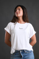 Camiseta básica blanca "actitud +" de Anabel Lee. Camiseta básica con mucha caída, de viscosa, con detalles bordados - details 0