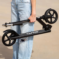 EVO - Patinete 2 ruedas, negro, medidas, altura regulable 81-91 cm, peso máximo soportado 100 kg, freno trasero, soporte lateral, base y manillar antideslizantes, juguetes niños +8 años, juguetes aire libre, juegos exterior - details 1