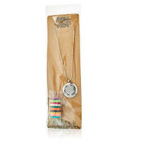 Viva Esencia – Collar colgante de bisutería elegante con medallón grabado y compartimento interior | Diseño original tipo relicario vintage para looks bohemios o espirituales | Ideal como regalo artesanal y decorativo - details 3