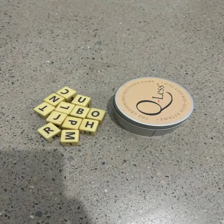 Juego De Solitario De Crisscross Con 12dices Alfabeto Scrabble Juego De Entrenamiento Mental Interactivo Figura De Madera - 1