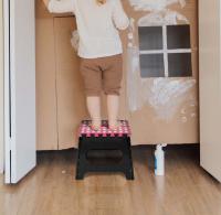 Taburete Plegable Multiusos The Secret Home - Escalera Antideslizante para Cocina o Baño - PVC Resistente - Soporta Hasta 150 Kg - 3 Colores - details 1