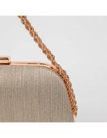 Bolso de mano tipo clutch dorado eventos bodas - details 3