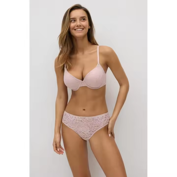 Ysabel Mora. Conjunto de Sujetador Con Aro y Con Relleno Con Braga Midi de Ysabel Mora. 10748. Conjunto de sujetador con aro y relleno y braga midi con diseño de encaje floral. Tirantes ajustables y opción de espalda cruzada. - 1