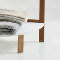 Trípode de madera de dos niveles para uso en el baño para colocar artículos de tocador. - details 3