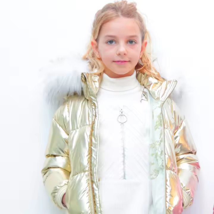 PETIT ALO - Abrigo Dorado Puffer Acolchado Efecto Metalizado tipo Plumas para Niña Abrigo con Capucha y Pelo - 1