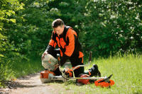 Aceite STIHL para Motores de 2T. Pack de 2 Litros. El aceite mineral de Stihl HP es para motores de 2 tiempos que permite ser mezclado con todos los combustibles y utilizados en herramientas de esta marca: motosierras, vareadores, etc. - details 1