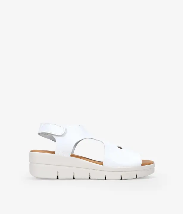 Bosanova Sandalias confeccionadas en piel grabada con ligera cuña de goma y cierre con velcro. Agarre completo del pie con detalles laterales. Plantilla confort. - 1