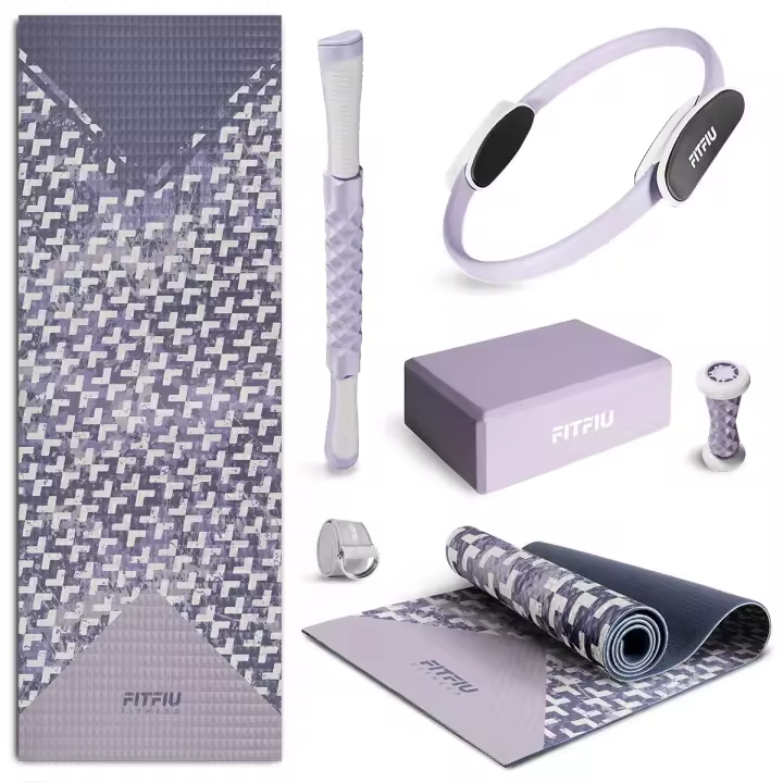 FITFIU Fitness KITWELL-601 - Pack de 6 Accesorios Yoga Pilates Color Lila Que Incluye Esterilla, aro, Bloque, masajeador de pie, Barra de Masaje y Correa de Yoga, Diseño único geométrico - 1