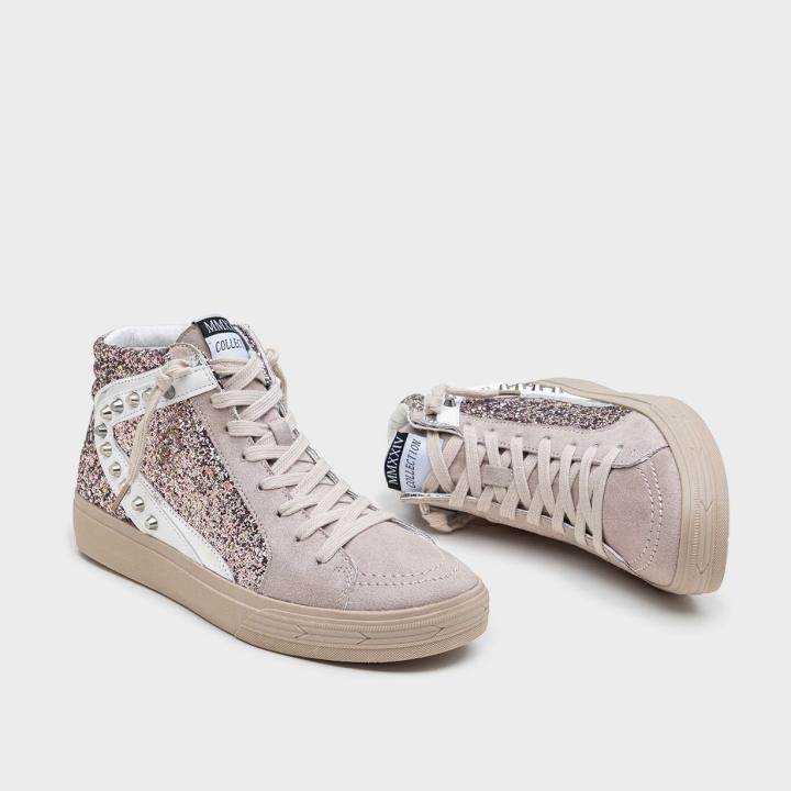 Zapatillas deportivas de caña alta para mujer con diseño moderno que combina glitter, detalles metálicos y ojales decorativos. Estilo urbano y trendy, perfectas para darle un toque brillante y atrevido a tus looks diarios