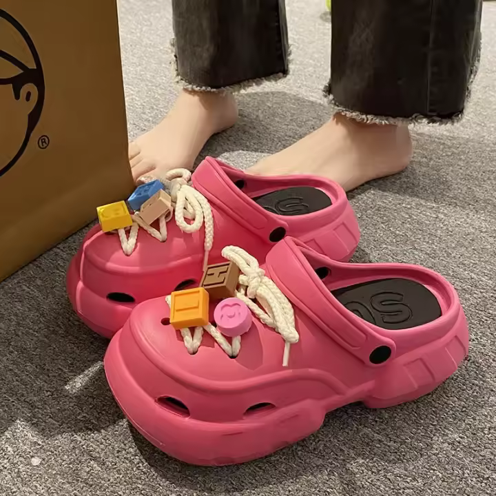 Zapatos antideslizantes con agujeros para mujer zapatillas cómodas de casa sandalias de playa de suela gruesa a la moda zapatos de jardín para verano - 1