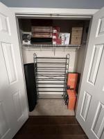 Cosgomarket - Organizador para 50 pares de zapatos mantiene los zapatos organizados Hecho de metal con un acabado cromado 10 niveles para organizar tus zapatos, Diseño con ruedas de bloqueo hace que sea portátil y movible, ideal para habitación o armario - details 1